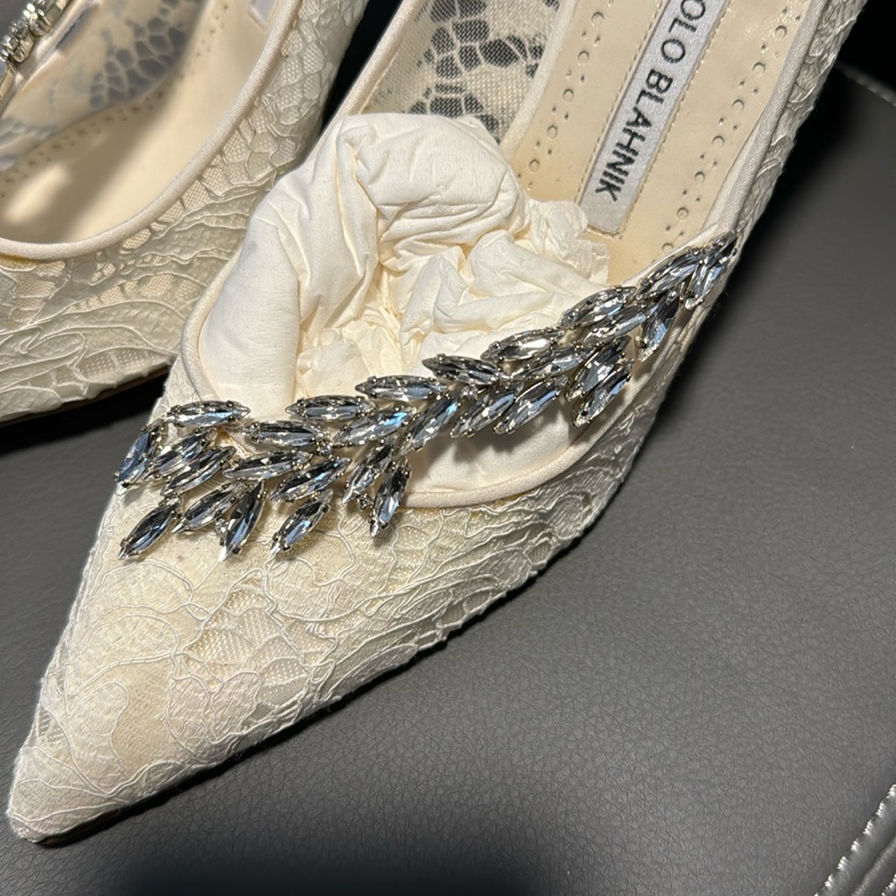 Manolo Blahnik White Lace Crepe And Crystal Nadira Pumps Size 38.5 8.5 - Picture 4 of 7